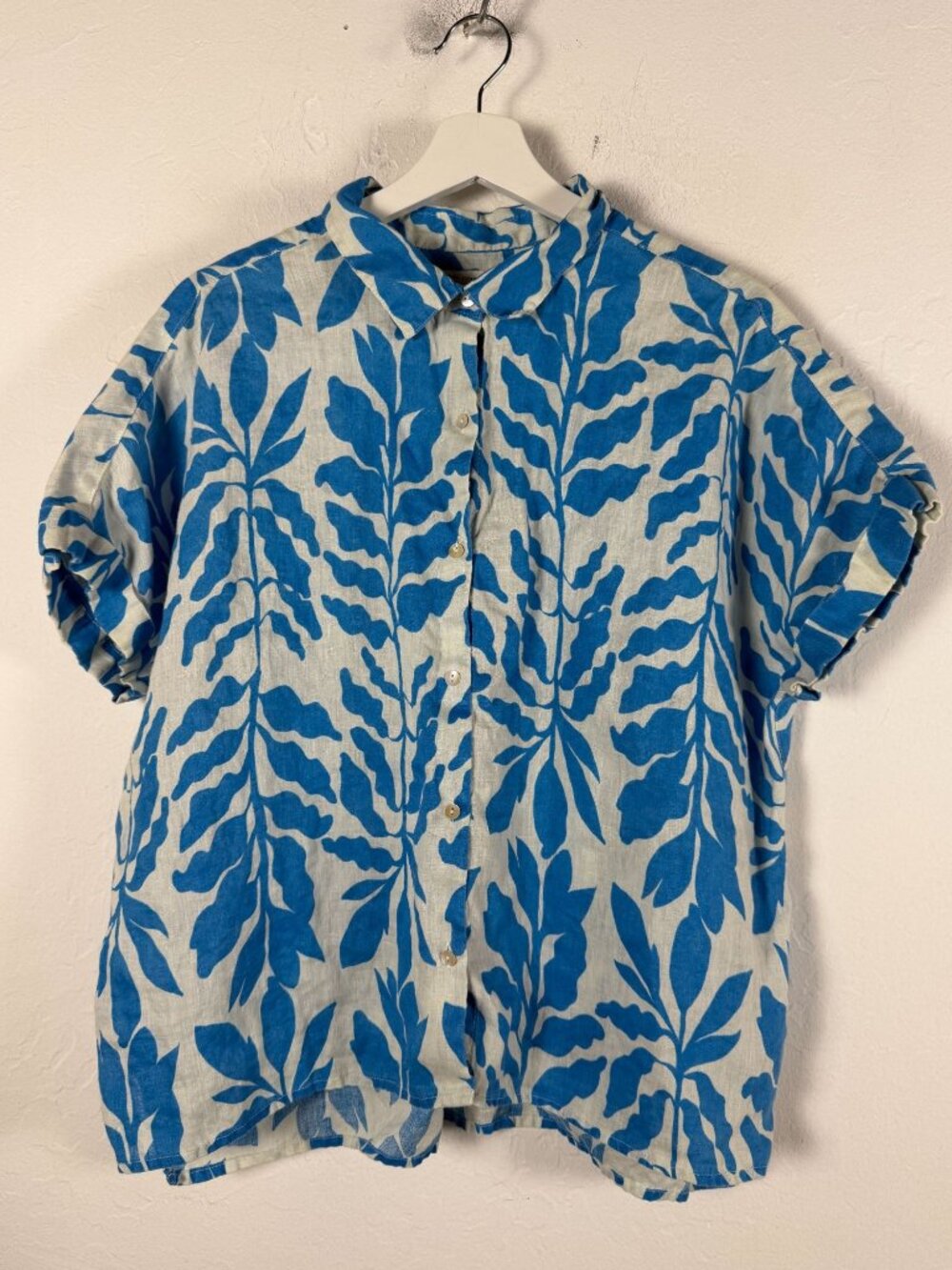 100% Linen Rachel Zoe Blue and White Short Sleeve Button-Up Blouse